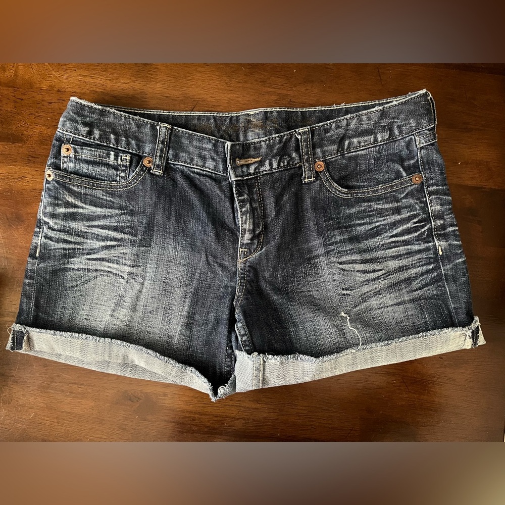 EXPRESS DISTRESSED DENIM SHORTS
SIZE 8
